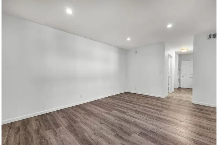 $2000 : 2 Bed Apt in Kenmore Ave, LA image 6