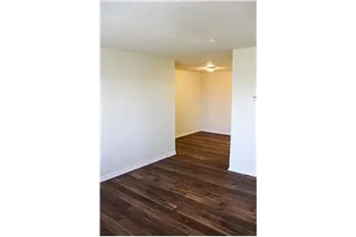 $775 : Rental property with 2 bedro image 4