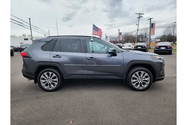 $33999 : Toyota RAV4 2023 AWD XLE Pre image 8