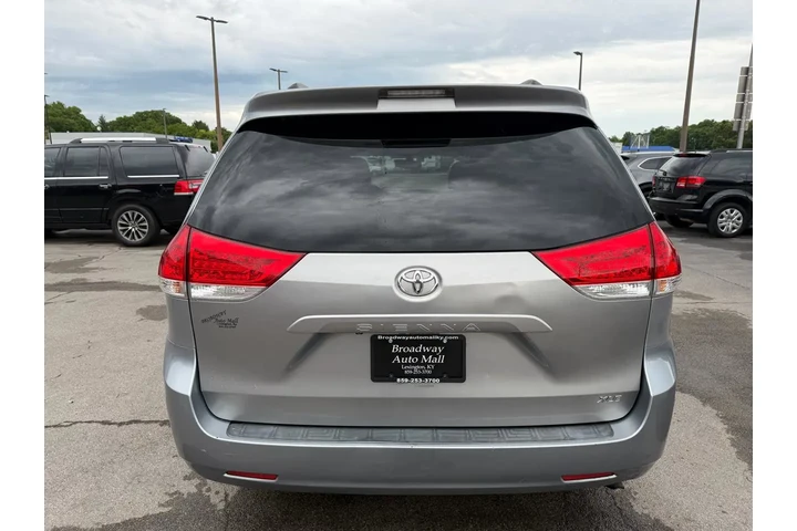 $5980 : 2011 Sienna XLE image 3