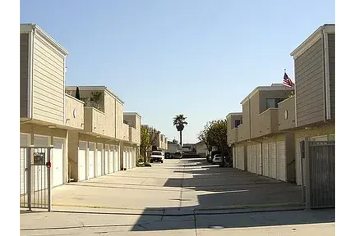 $2850 : Huntington Hrbr Villas. UNI.B4 image 1