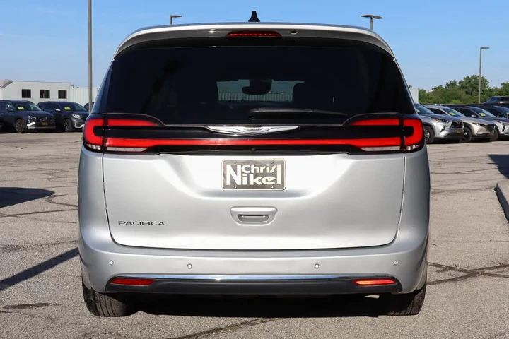 $23587 : 2023 Pacifica Touring L FWD image 5