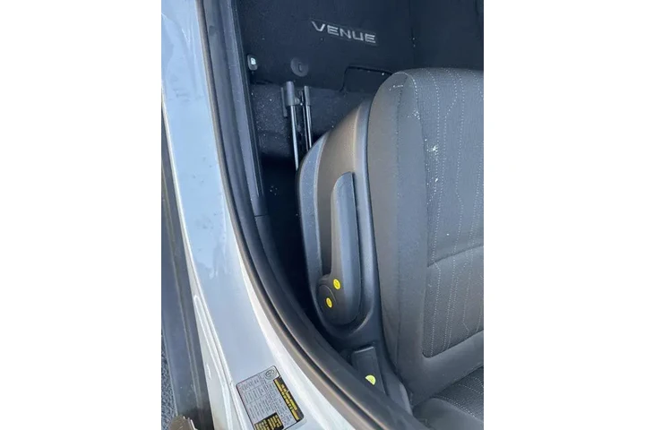 $19900 : Hyundai VENUE 2024 SE 4dr Cr image 5