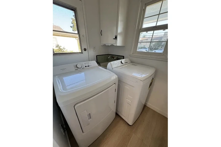 $2800 : Adorable 3 Bedroom House image 2