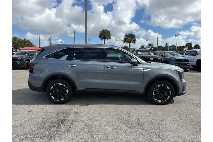 $27988 : Kia Sorento 2025 S 4dr SUV image 2