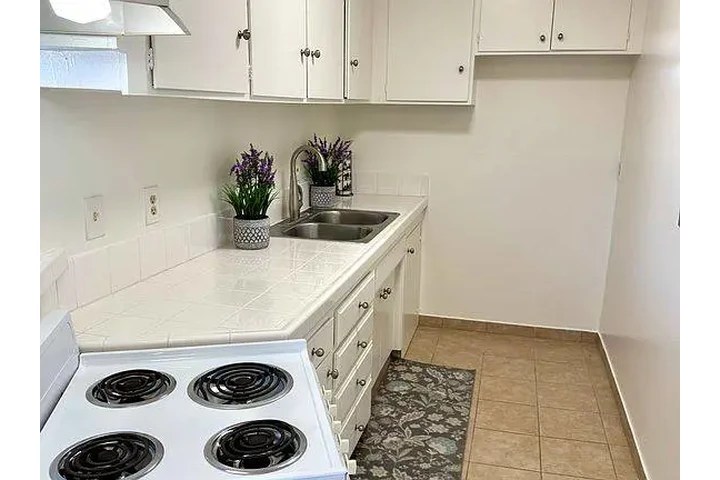 $1225 : 1BR Upper Unit Near Beaches & image 3