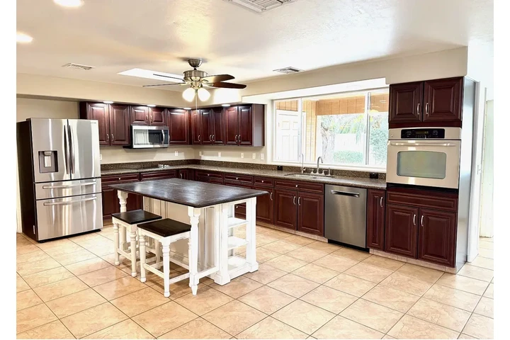 $1000 : Bright & Spacious newly home image 3