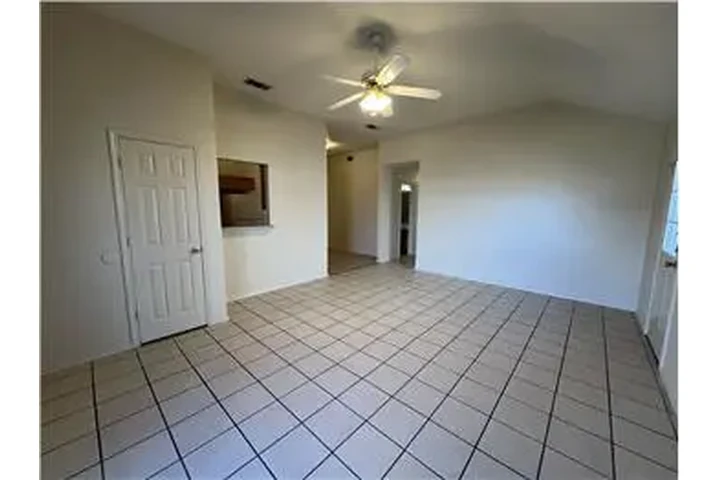 $1200 : Rental property with 3 bedro image 4
