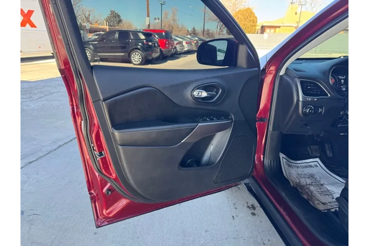 2019 Cherokee Latitude FWD image 10