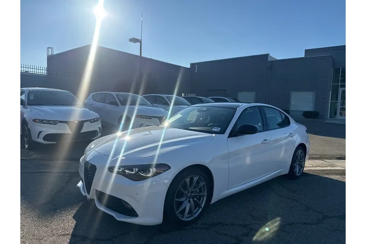$35999 : Alfa Romeo Giulia 2025 4dr S image 2