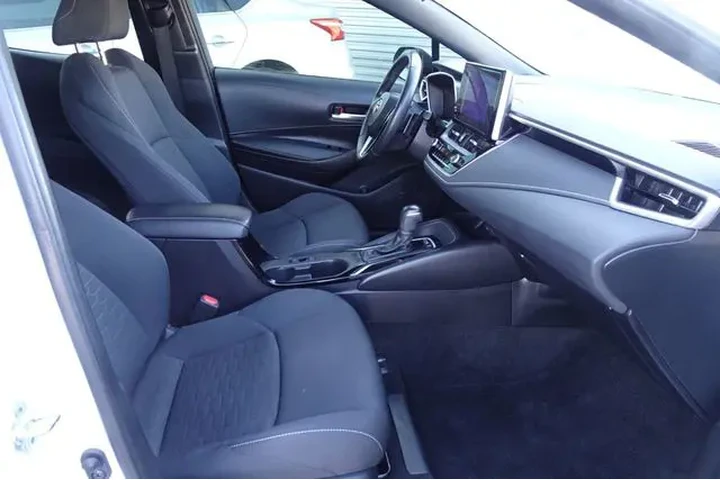$18999 : 2023 Corolla Hatchback image 9