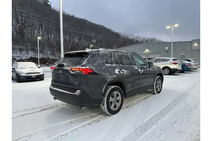 $32335 : Toyota RAV4 2025 AWD XLE 4dr image 5