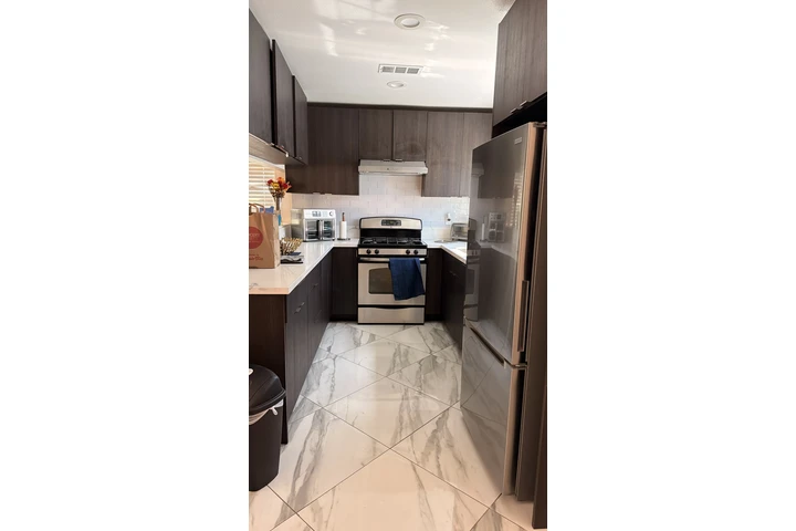 $1250 : Roommate image 1