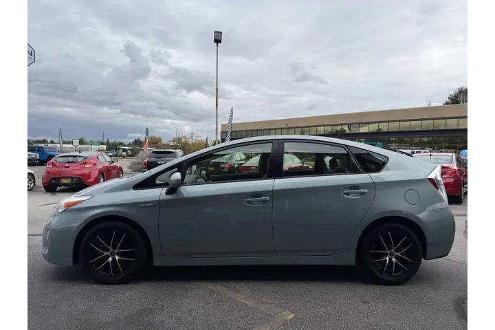 $12550 : 2013 Prius Three image 4