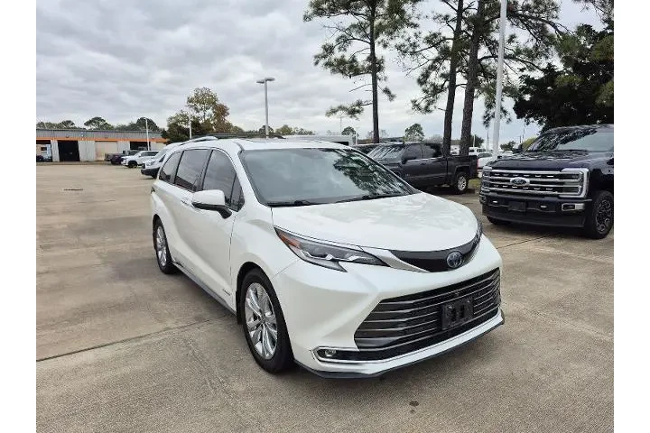 $35971 : Toyota Sienna 2021 Platinum image 2