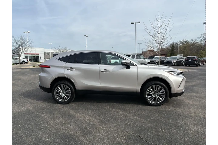 $40993 : 2023 Venza Limited image 10