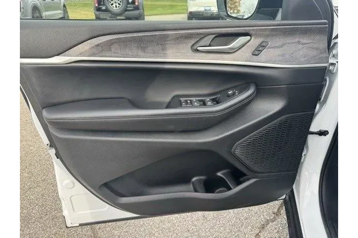 $38739 : Jeep Grand Cherokee L 2024 4 image 9