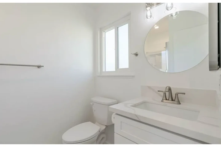 $2490 : 3 Bed 2 Bath Home in south LA image 9