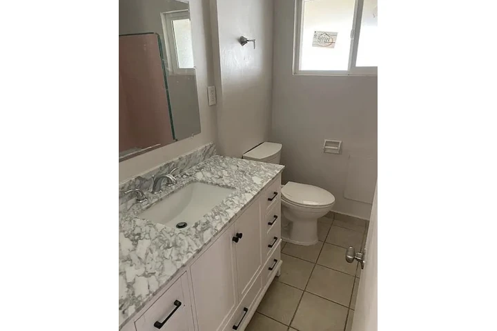 $950 : newly carpeted newer flooring image 5