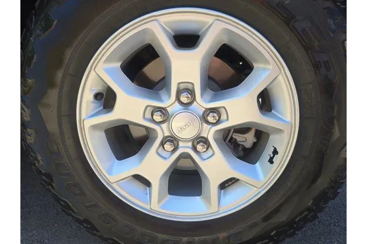 $37995 : Jeep Wrangler 2021 4x4 Islan image 6