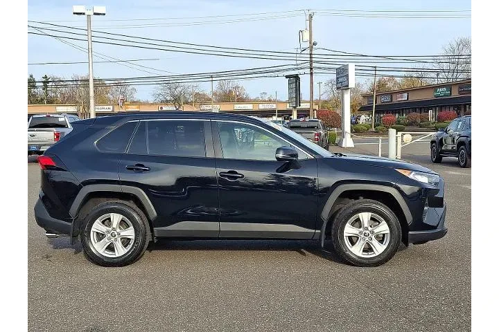 $27495 : Toyota RAV4 2021 AWD XLE 4dr image 7