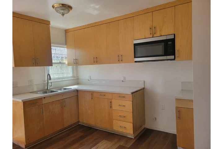 $2250 : Triplex Unit in Lynwood image 8