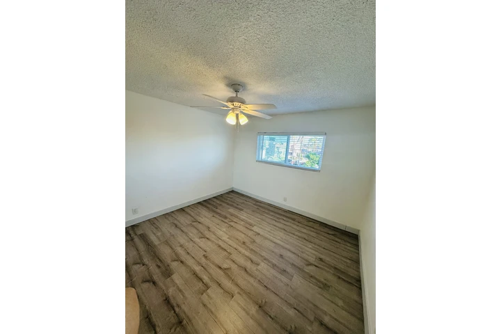 $1000 : Cuarto en Adams boulevard image 3