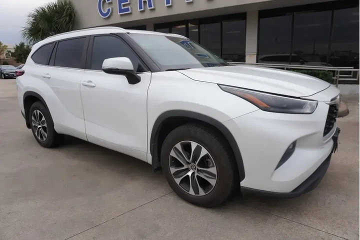 $33288 : Toyota Highlander 2023 LE 4d image 1