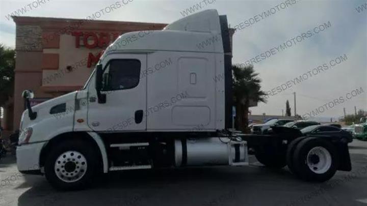 $29995 : Pre-Owned 2014 Cascadia CA113 image 2