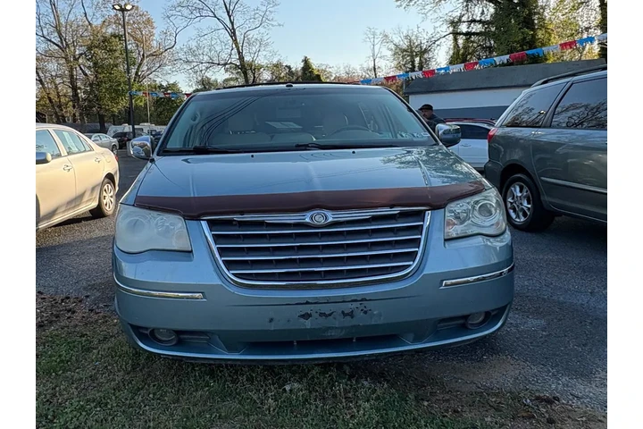 2008 Town & Country image 4