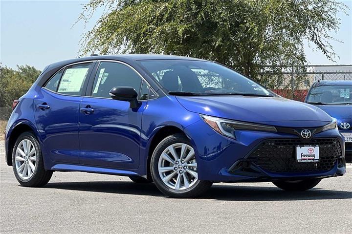 $26393 : Corolla Hatchback SE image 2