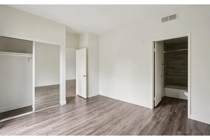 $2000 : Los Angeles image 6