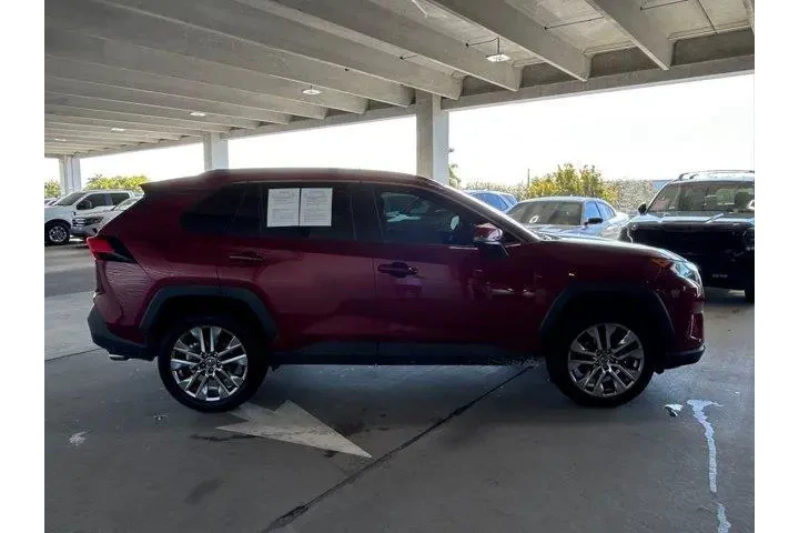 $19632 : Toyota RAV4 2020 XLE Premium image 4