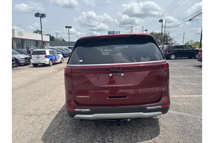 $28477 : Kia Carnival 2023 LX 4dr Min image 2