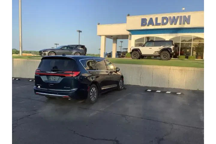 $33950 : Chrysler Pacifica Plug-In Hy image 7