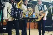 Grupo con Tuba 3239212602 en Los Angeles