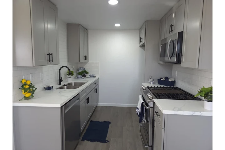 $2590 : Bella casa remodelada 2 pisos image 3