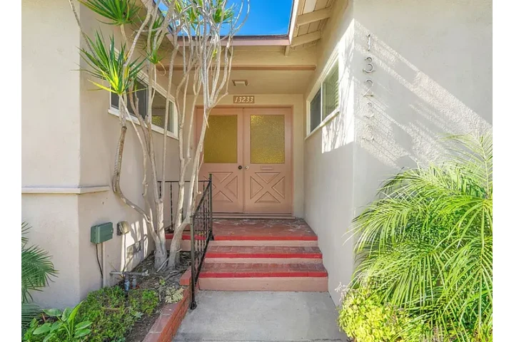 $2120 : AIR CONDITIONING!Wiseburn Midd image 2