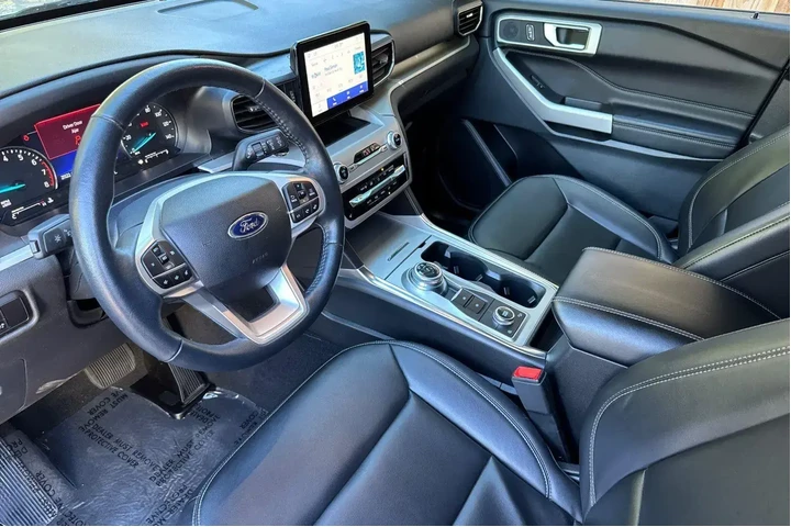 $29950 : Ford Explorer 2023 AWD XLT 4 image 2