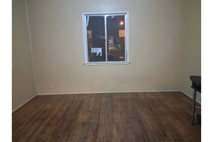 $1100 : Cuarto grande disponible ya image 2