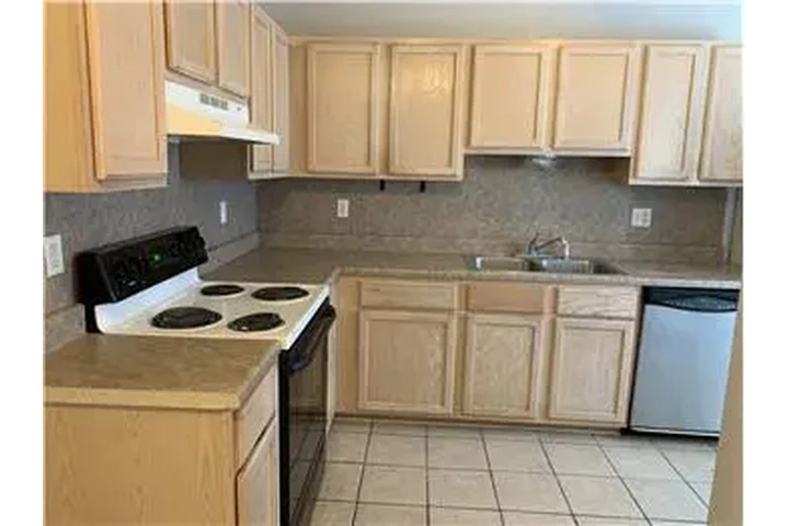 $800 : Rental property with 2 bedro image 7