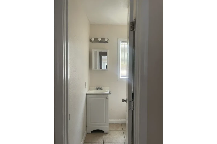 $1000 : Lovely Apartment For Rent image 3