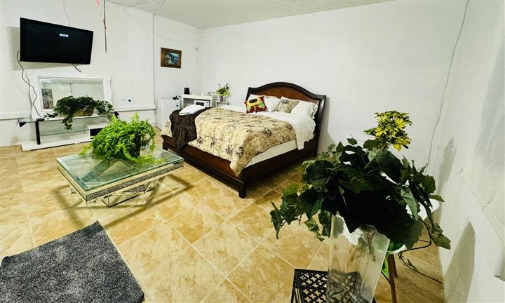 $1000 : Renta Cuarto 152st 137av image 1