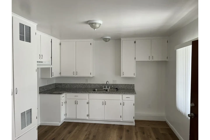 $2195 : CUDAHY APARTAMENTO image 8