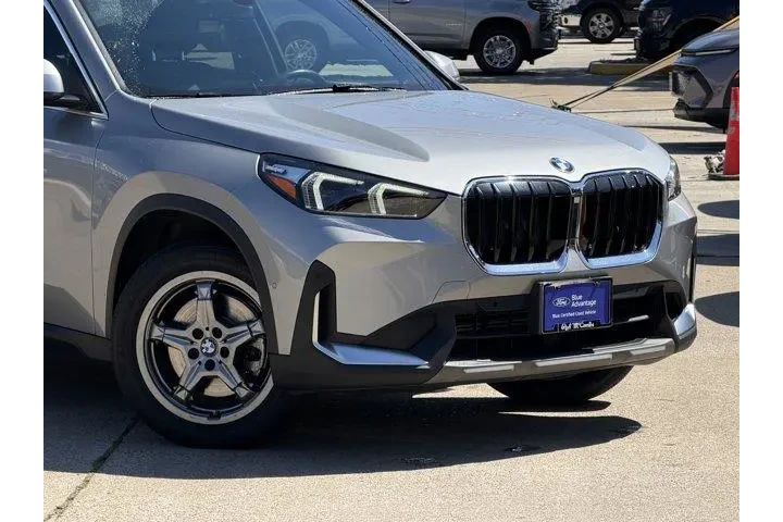 $29897 : BMW X1 2023 AWD xDrive28i 4d image 2