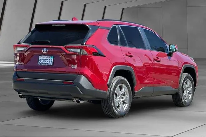 $35500 : Toyota RAV4 2025 AWD XLE 4dr image 4