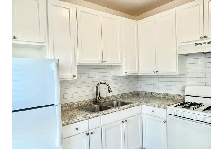 $1000 : Studio and 1-Bath image 5