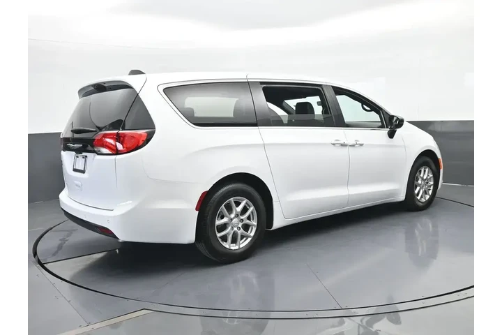 $39740 : Chrysler Voyager 2026 LX 4dr image 6