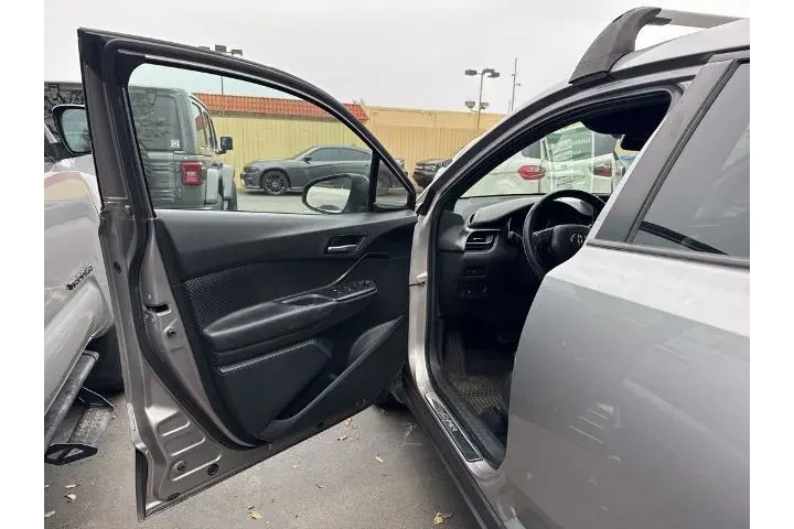 $16290 : Toyota C-HR 2018 XLE 4dr Cro image 6