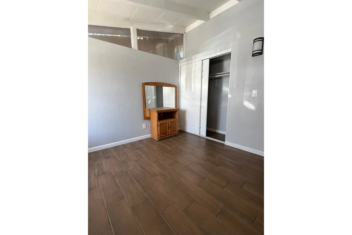 $950 : Se renta cuarto. Garden Grove image 2